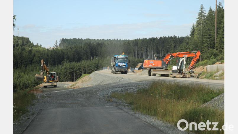 Auf der B299 zwischen Erbendorf und Hessenreuth liefen im Sommer die Arbeiten auf Hochtouren. Im Herbst soll die Strecke provisorisch für den Verkehr wieder freigegeben werden. Bild: njn