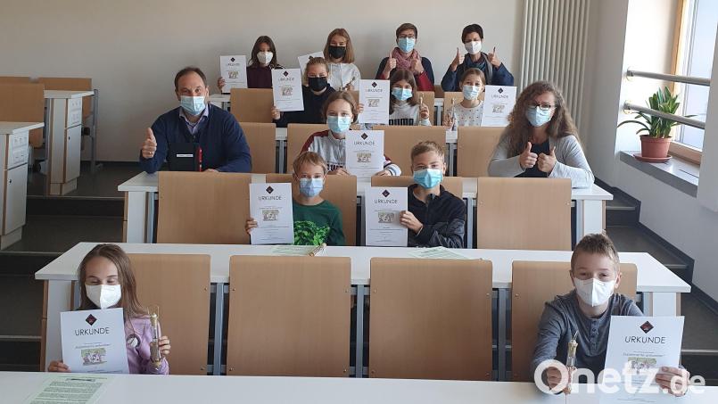 Elf Schüler aus den Jahrgangsstufen 5 bis 8 beteiligten sich an der dritten Runde des Landeswettbewerbs „Experimente antworten“. Bild: Juliane Gerstl/exb