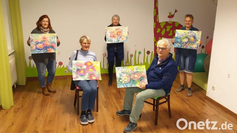 Farbenprächtige Herbstastern zauberte Günter Haslbeck mit den Kursteilnehmerinnen auf den Zeichenblock. Bild: jzk