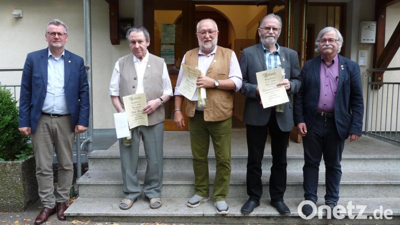 Jubilarehrung bei den Riglasbrünnern: (von links) Bürgermeister Michael Göth, Georg Vogl, Sepp Lösch, Gerhard Donhauser und der bisherige Zweite Vorsitzende Michael Scherer. Bild: rlö