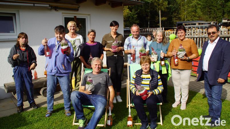 Einrichtungsleiterin Petra Meixner (Dritte von links), Geschäftsführerin Sandra Loew (Vierte von links) und Weidings Bürgermeister Manfred Dirscherl feierten mit den künftigen Ruheständlern (in Liegestühlen), langjährigen Mitarbeitern und Bewohnern im Haus &quot;Fuchsenschleife&quot;. Bild: mmj