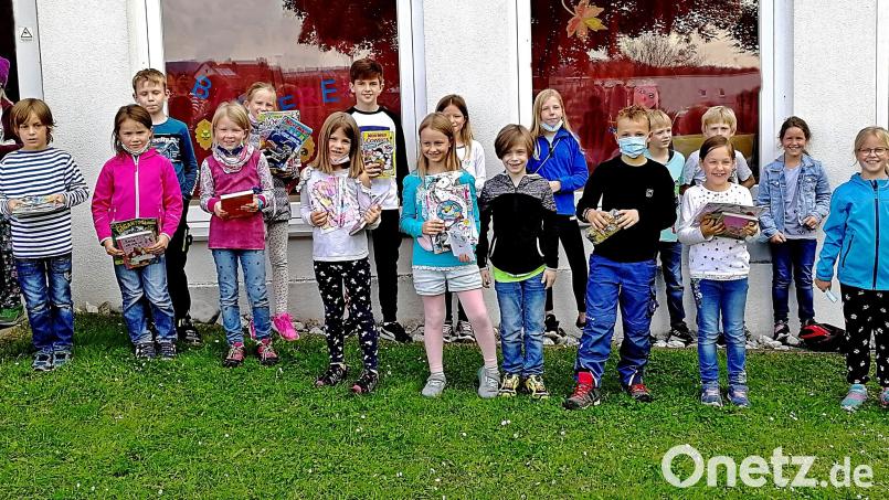 Buben und Mädchen haben sich in den Ferien an der Bücherausleihe und dem Lesen beteiligt. Nun erhielten sie eine Belohnung in Form von Gutscheinen, Büchern, CDs und Spielen. Bild: zer