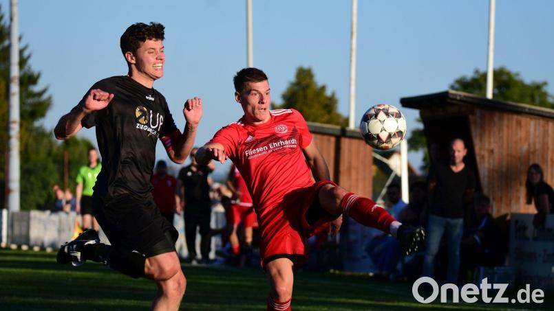 Mit 1:1 beim TSV Kirchenlaibach holte der FC Tirschenreuth (Szene mit Tobias Siegert, links) am vergangenen Wochenende den zweiten Punkt in dieser Saison. Am Sonntag empfängt der FC die SpVgg Bayreuth II. Bild: Schrems