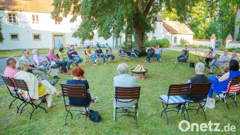Lagerfeuer-Geschichten und -Sagen steuerte Bürgermeister Hans Walter auch heuer wieder im Schlosshof Wolframshof zum Ferienprogramm bei. Die Jugendlichen, die ihre Fragebögen abgegeben haben, sprachen sich mehrheitlich für eine Fortsetzung der Angebote in den Sommerferien aus. Archivbild: stg
