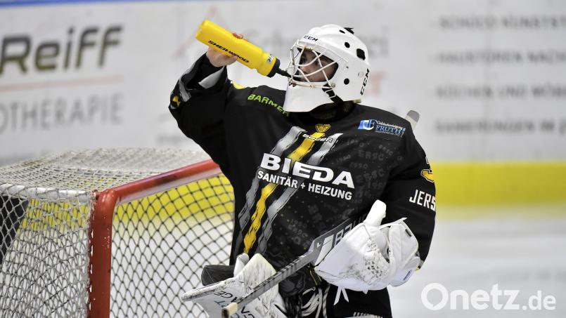 Timon Bätge, Torhüter des ERSC Amberg, gönnt sich noch einen kleinen Schluck, bevor es ernst wird. Archivbild: Ziegler