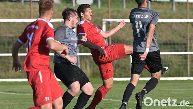 Udo Hagerer (Zweiter von rechts) bei einem Angriff. Der Stürmer des TSV Königstein ist mit zwölf Treffern bester Torjäger der Kreisliga Süd. Nur einen Treffer mehr hat Spitzenreiter DJK Utzenhofen insgesamt auf dem Konto. Archivbild: ref