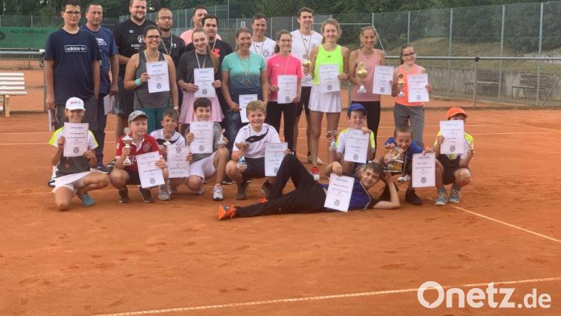 In ihren Matches bei der Vereinsmeisterschaft der TSG Mantel-Weiherhammer haben sie sich nichts geschenkt. Dafür erhielten die Teilnehmer am Ende Pokale, Medaillen und Urkunden. Bild: Josef Gleißner