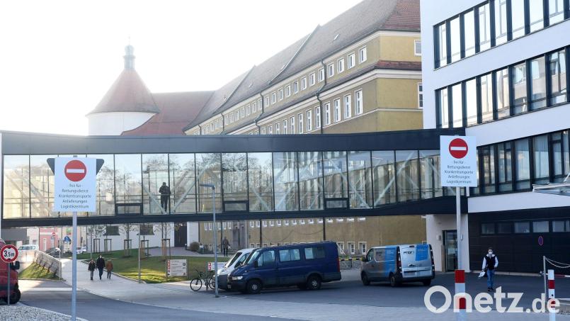 Hier geht&#039;s in dieser Richtung nicht weiter. Im ockerfarbenen Verwaltungstrakt der Kliniken Nordoberpfalz AG stehen personelle Veränderungen an. Archivbild: Gabi Schönberger