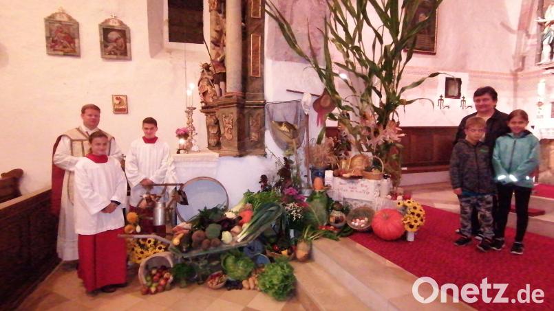 Stadtpfarrer Thomas Kraus (hinten links) bedankte sich bei Mesnerin Marlene Weichs-Koller (hinten rechts) für den schönen Erntealtar. Bild: jzk
