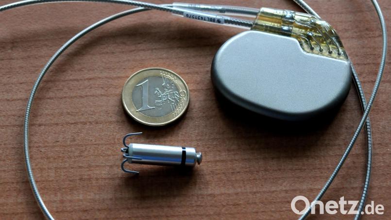 Ein konventioneller Herzschrittmacher mit Kabeln, ein Micra-Schrittmacher, der ungefähr die Größe einer Vitaminkapsel hat, und ein Ein-Euro-Stück zum Größenvergleich. In der Kardiologie am Klinikum St. Marien wurde heuer erstmals einem Patienten ein Exemplar des &quot;kleinsten Schrittmachers der Welt&quot; implantiert. Bild: Stephan Huber