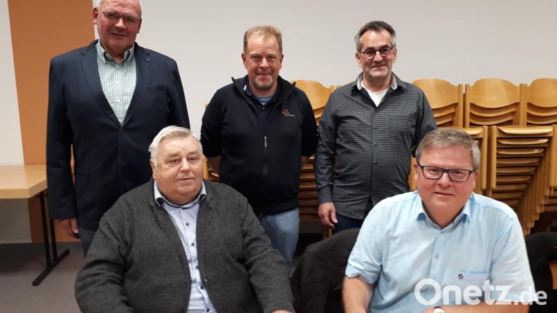Die Führungsspitze der Sängergruppe Wiesau: (sitzend, von links) stellvertretender Vorsitzender Rudi Schmidt und Schriftführer Paul Zrenner sowie (stehend, von links) Kassier Gottfried Härtl, der nun offiziell gewählte Gruppenchorleiter Michael Waldenmayer und Vorsitzender Stefan Werner. Bild: Sängergruppe Wiesau/exb