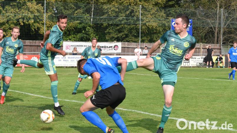 Das 1:3 gegen den FC Herzogenaurach war für den SV Mitterteich bereits die sechste Niederlage in Folge, hier trifft Michael Drechsler (rechts) Gästespieler Kevin Rockwell unglücklich am Kopf. Am Samstag treten die Stiftländer bei der SpVgg Jahn Forchheim an. Bild: gb