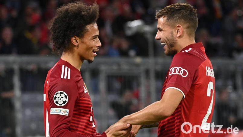 Bayerns Leroy Sané (links) lässt sich von Lucas Hernandez zu seinem 4:0 garantieren. Der Offensivmann nagelte den Ball von der linken Außenlinie ins Tor. Bild: Sven Hoppe/dpa
