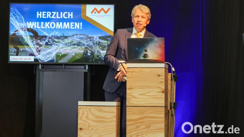 Per Livestream begrüßt Prof. Dr. Clemens Bulitta an seinem ersten Tag als Präsident die Studienanfängerinnen und -anfänger. Bild: Wiesel/OTH Amberg-Weiden