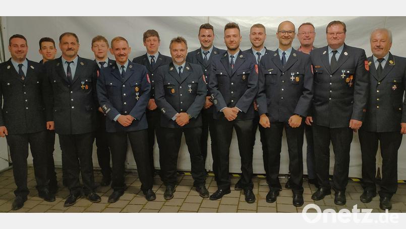 Die neue Führungsmannschaft der Feuerwehr Adertshausen (von links): Michael Schießl, Patrick Kohn, Johann Jäger, Martin Preussl, Christian Lenz, der neue Vorsitzende Sebastian Preussl, Michael Braun, Stefan Jäger, Andreas Erras, Maximilian Allgeier, Michael Lautenschlager, Bürgermeister Florian Junkes, Kommandant und Kreisbrandmeister Helmut Braun sowie Kreisbrandrat Fredi Weiß. Bild: bö