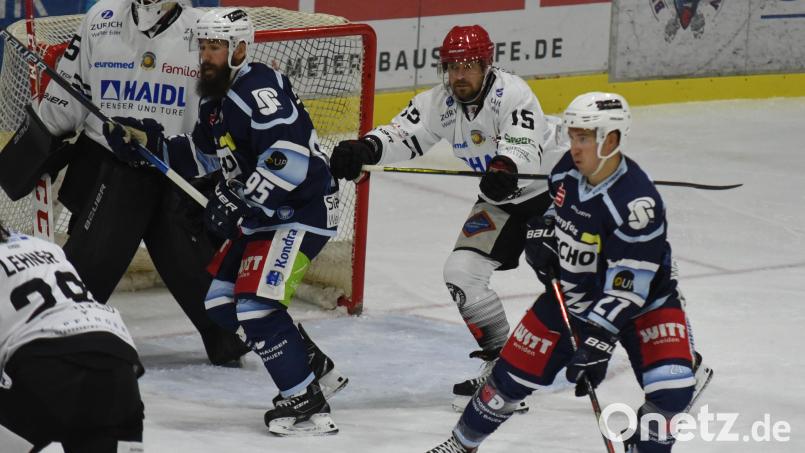 Die Blue Devils gewannen am Freitag ihr letztes Vorbereitungsspiel gegen die Passau Black Hawks mit 5:2. Hier lauern Dennis Palka (rechts) und Barry Noe vor dem Gästekasten. Bild: gb