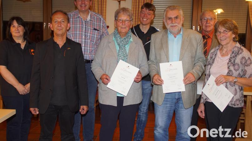 Den Jubilaren wurden Urkunden überreicht. Unser Bild zeigt sie mit (von links) stellvertretender Vorsitzenden Birgit Höcherl, Vorsitzendem Hans Herrmann, Präses Wolfgang Dietz und Gemeindereferenten Christian Glaser (Vierter von rechts). Bild: mmj