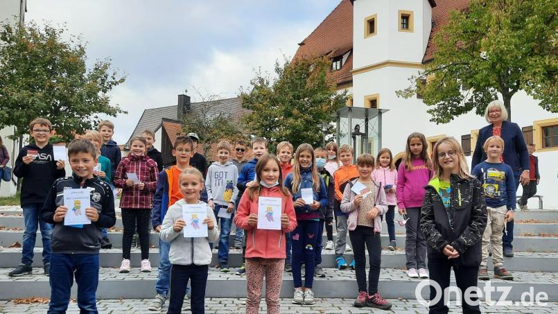 zum Abschluss der Sommeraktion &quot;Werde Lesekönigin, werde Lesekönig!&quot; der Pfarrbücherei Nabburg fand im Spitalhof eine kleine Krönung statt. Bild: Johannes Klug/exb
