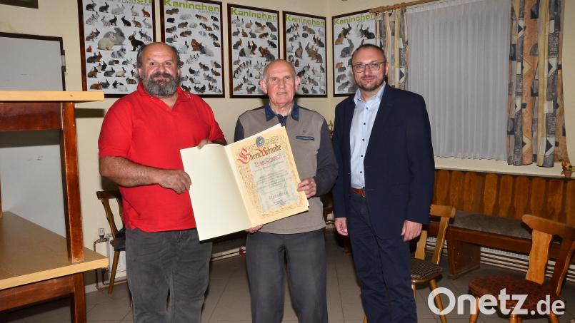 Mit der Ernennung zum Ehrenmitglied honoriert der Waidhauser Kleintierzuchtverein die jahrzehntlange Bereitschaft von Theo Grötsch (Mitte) rund um die weitum beliebten Taubenmärkte an der Grenze. Bild: fjo