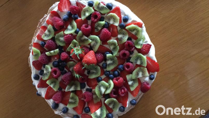 Viele frische Früchte machen die Pavlova zu einem abwechslungsreichen Genuss. Bild: exb