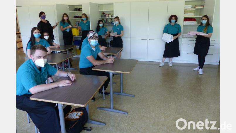 Die Klasse EV 12 mit Fachlehrerin Andrea Stade im frisch aufgemöbelten Praxisraum für Raum- und Textilpflege.. Bild: BSZ SURO/exb
