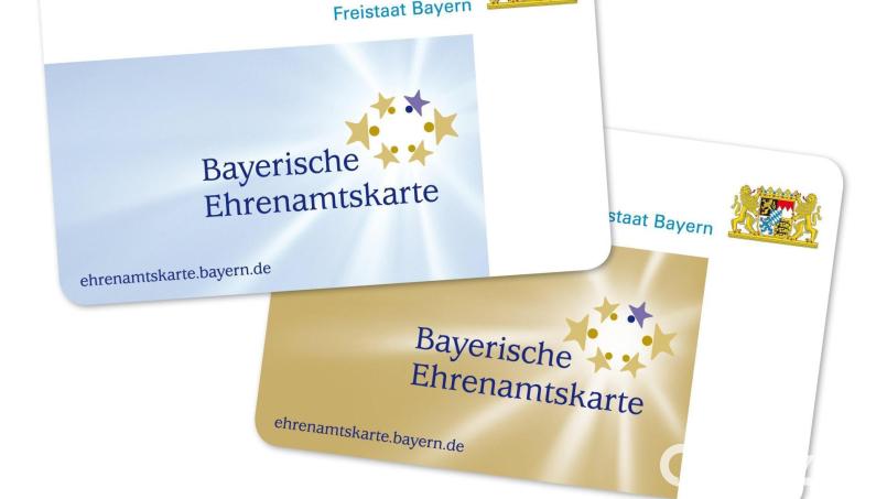 Eine blaue und goldene bayerische Ehrenamtskarte. Bild: StMAS/dpa/Archivbild