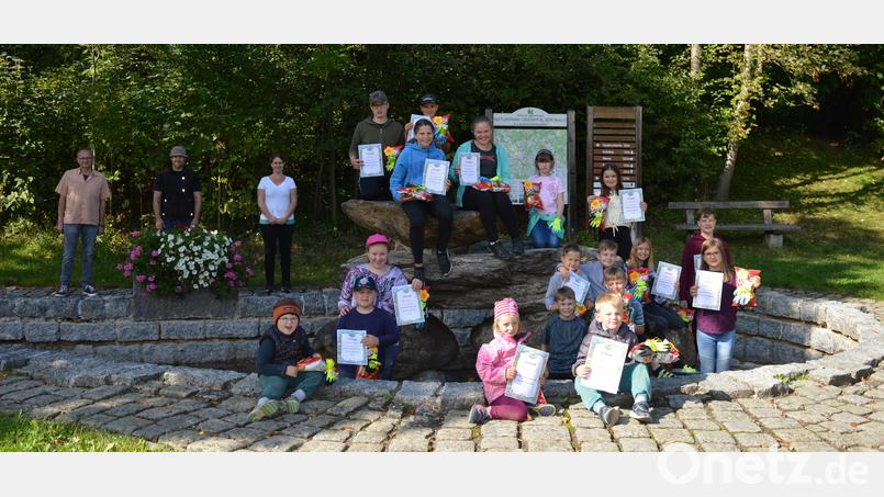 Die Kinder an der Brunnenanlage in Muschenried: Über die zahlreiche Teilnahme freuten sich Vorsitzender Herbert Zangl und seine Vorstandskollegen Thomas Zintl und Karina Bücherl (von links). Bild: bej