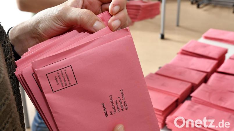Wahlhelfer ordnen bei der Bundestagswahl 2021 Briefwahl-Unterlagen in Amberg. Bild: Petra Hartl