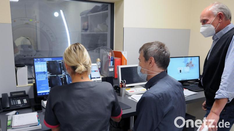 Dr. Dieter Herrneder (rechts) ist mit seiner Röntgenpraxis von Sulzbach-Rosenberg nach Amberg umgezogen. Im Medizinischen Versorgungszentrum von St. Marien legten er und sein Team am Freitag los. Bild: Stephan Huber