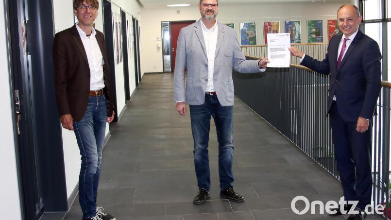 Das Ernennungsschreiben zum Stellvertretenden Schulleiter übergab Leitender Regierungsschuldirektor Walter Schütz (rechts) persönlich an Wolfgang Prebeck (Mitte). Über die zeitnahe Wiederbesetzung des frei gewordenen Postens freute sich BSZ-Schulleiter Thomas Metzler (links ). Bild: wro