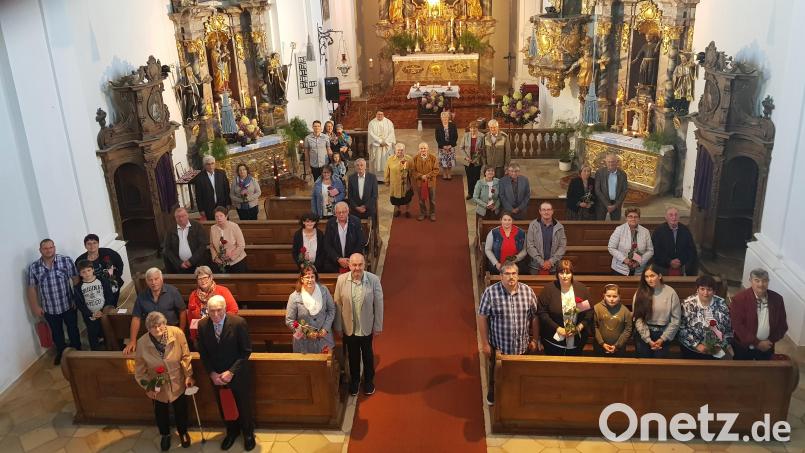 Jubelpaare die seit zehn, 25, 40 und 50 Jahre verheiratet sind feierten in der Wieskirche ihr Ehejubiläum. Dazu gratulierte Pfarrer Udo Klösel und PGR-Sprecherin Elisabeth Völkl (hinten). Bild: gi