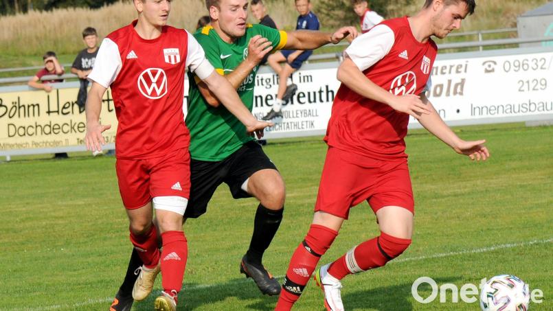 Am vergangenen Sonntag gewann der TSV Konnersreuth das Derby gegen den VfB Arzberg mit 2:0. In dieser Szene hat der Arzberger Patrik Sinkule (grünes Trikot) gegen Jonas Baumgärtner (links) und Jannik Rosner das Nachsehen. Am Samstag empfängt der Tabellenzweite Konnersreuth den ASV Wunsiedel. Bild: hho