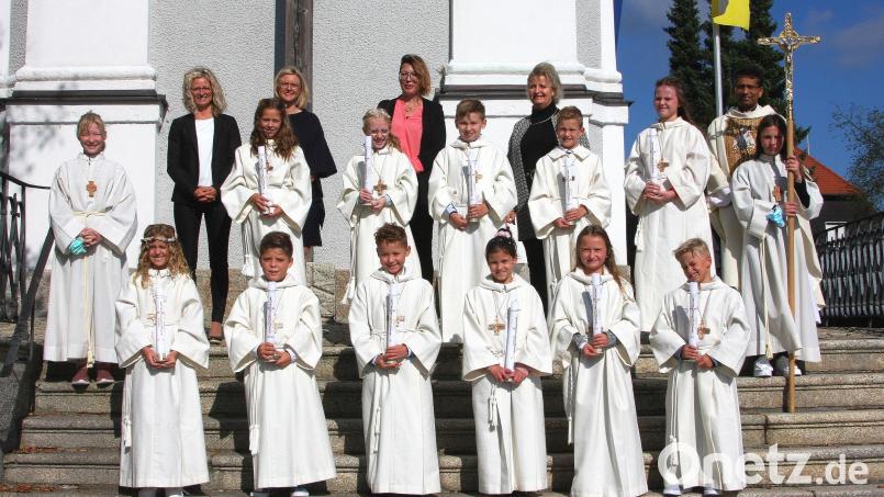 Betreut wurden die Kommunionkinder von den Tischmüttern Melanie Scharf, Verena Schröck und Andrea Monath sowie von Lehrerin Gabriele Vollath (hintere Reihe, von links). Die Messe zelebrierte Pfarrer Joseph (hintere Reihe, rechts). Bild: wro