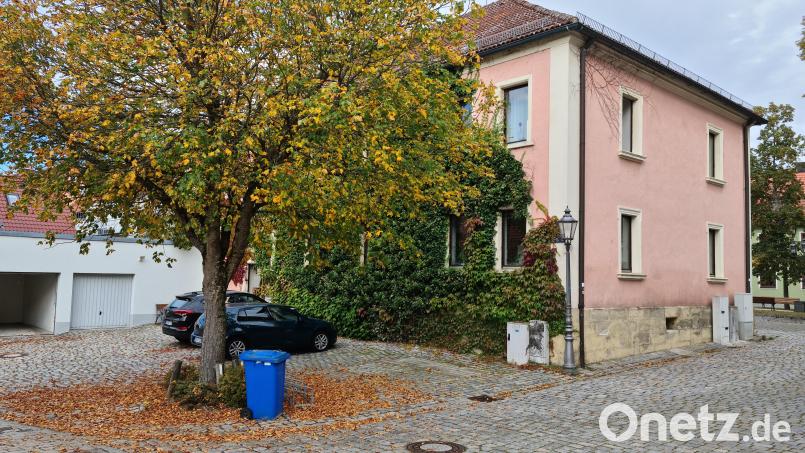 Am Verwaltungsgebäude Marktplatz 24 soll neben der Sanierung hinterhalb ein Anbau entstehen. Der Stadtrat beschließt ein Begleitgremium, das die Arbeiten überprüfen und unterstützen soll. Bild: sne