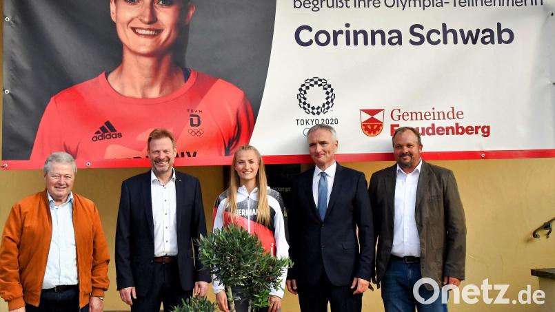 Die Gemeinde Freudenberg begrüßt ihre Olympia-Teilnehmerin Corina Schwab (von links) Altbürgermeister Norbert Probst, Bürgermeister Alwin Märkl, Corinna Schwab, MdL Harald Schwartz, 3. Bürgermeister Christian Drexler. Bild: sche