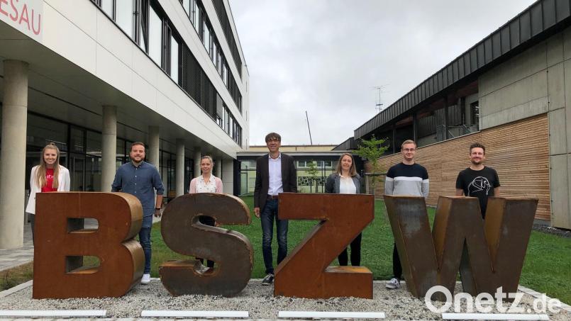 Zuwachs im Lehrerkollegium des BSZ Wiesau: Schulleiter Thomas Metzler (Mitte) begrüßte (von links) Tanja Schmid, Julian Rauh, Maria Oelschlegel, Julia Pongratz, Thomas Hecht und Thomas Irlbacher. Bild: BSZ Wiesau/exb