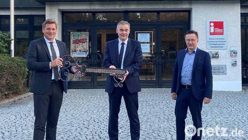 Bürgermeister Nicolas Lahovnik, Landrat Peter Berek und der Leiter der Entwicklungsagentur Fichtelgebirge, Thomas Edelmann, (von links) bei der symbolischen Schlüsselübergabe. Bild: Stadt Wunsiedel/exb