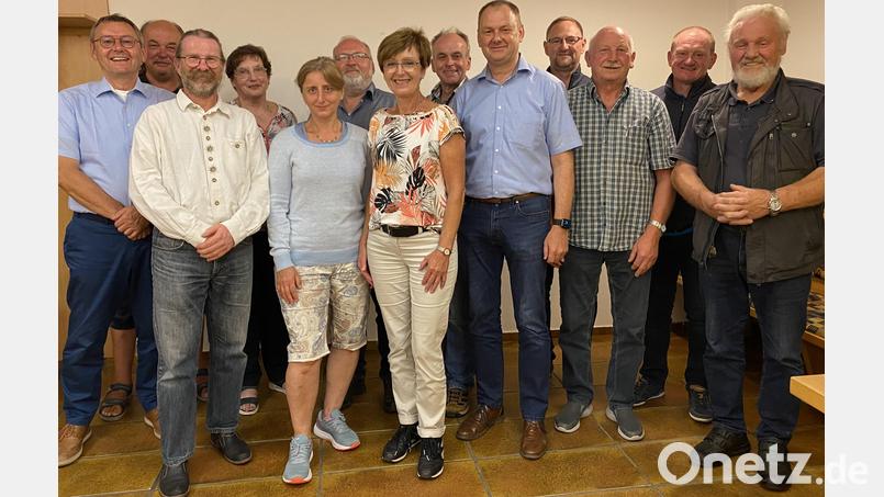 Die neu gewählte Führungsriege des Historischen Vereins (von links): Vorsitzender Josef Gilch, Klaus Scheibel, Jürgen Gruber, Erna Wiedenbauer, Petra Sperl, Manfred Schormüller, Irmi Steinbacher, Thomas Bauer, Bürgermeister Erich Meidinger, Thomas Krybus, Rudolf Götz, Jürgen Rieger und Hans Forster. Bild: wec