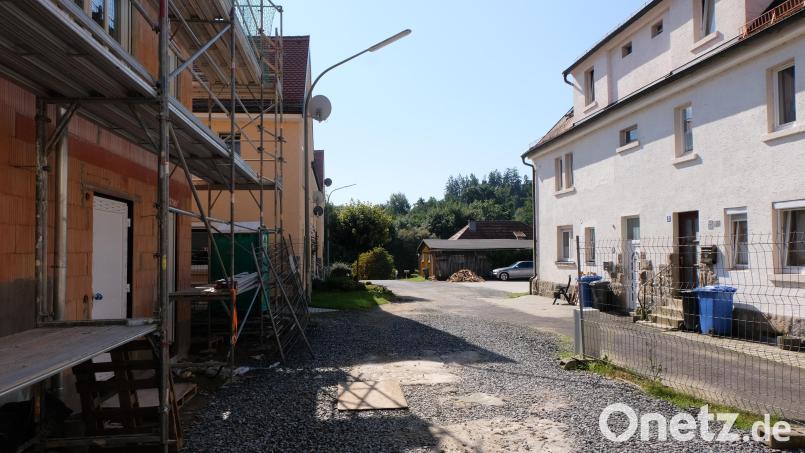 Der Gestaltung der Außenanlagen und der Straßenerschließung rund um das Zehn-Familien-Wohnhaus in Plankenhammer wird größte Bedeutung beigemessen. Selbst wenn mit höheren Kosten gerechnet werden muss gibt es keinen Aufschub. Schließlich geht es auch um eine sichtbare Aufwertung der gesamten Wohnanlage in Plankenhammer, die seit mehr als 100 Jahre besteht. Bild: le
