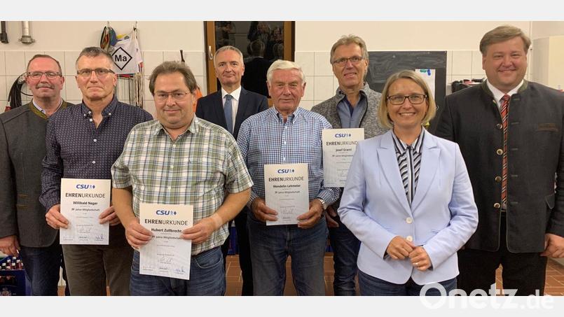 Neuwahlen und Ehrungen stehen im Mittelpunkt der Jahreshauptversammlung der CSU Utzenhofen (von links): Andreas Otterbein, Willibald Neger, Hubert Zollbrecht, CSU-Kreisvorsitzender Harald Schwartz, Josef Graml, CSU-Bundestagsabgeordnete Susanne Hierl, Ortsvorsitzender und Bürgermeister Stefan Braun. Bild: aun