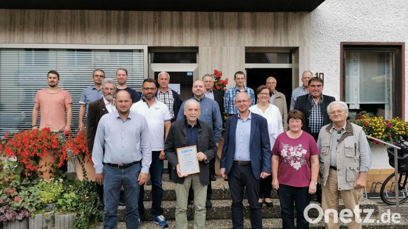 Die wiedergewählte CSU-Vorstandschaft mit Vorsitzenden Wolfgang Voit (Dritter von rechts), Stellvertreter Thomas Kleber (vorne links), den beiden Ehrenmitgliedern Albin Kaiser (vorne rechts) und Kurt Baumann (Zweiter von links). Bild: gz