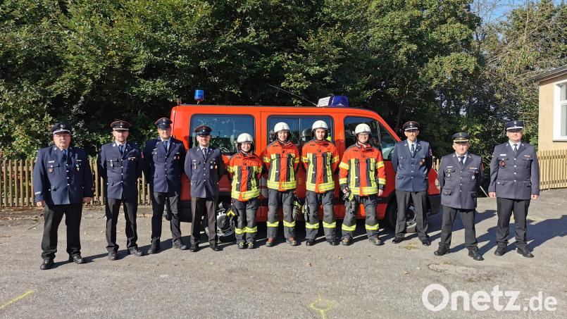 Die Feuerwehrführung bescheinigte den vier Prüflingen ein gutes praktisches und theoretisches Wissen. Bild: gz