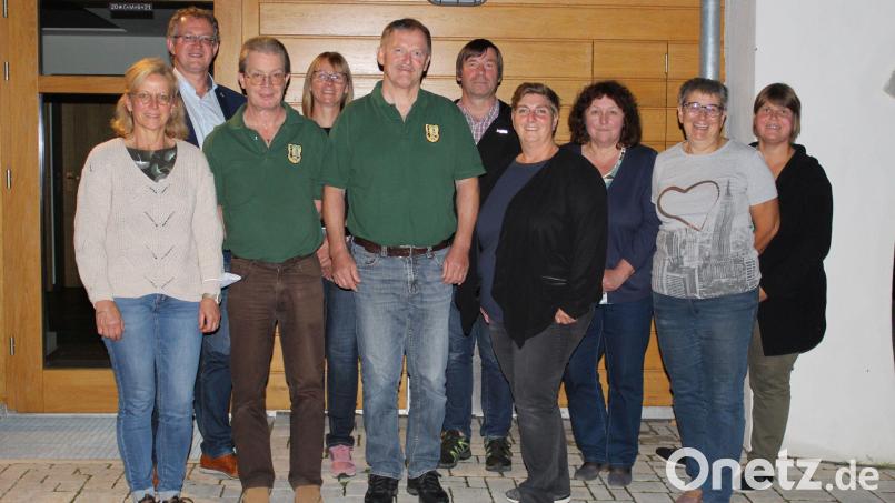 Die neu gewählte Vorstandschaft ist für zwei statt wie bisher für vier Jahre im Amt. Bürgermeister Franz Grabinger gratulierte der Führungsmannschaft. Bild: Stephan Wegerer/exb