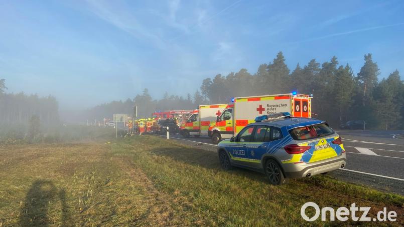 Im morgendlichen Berufsverkehr kam es an der Kreuzung der Kreisstraße NEW 21 nahe Weiherhammer zu einem folgenschweren Zusammenstoß. Bild: Gustl Beer
