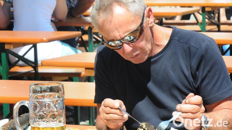 Gemütlich auf einer Bierbank sitzen, essen, trinken, dazu Live-Musik hören: So lieben die Amberger ihr Fest. Für das Altstadtfest Amberg 2022 nimmt die Stadt Amberg Bewerbungen von Privatpersonen, Vereinen, Organisationen und Gastronomen entgegen. Archivbild: Stephan Huber
