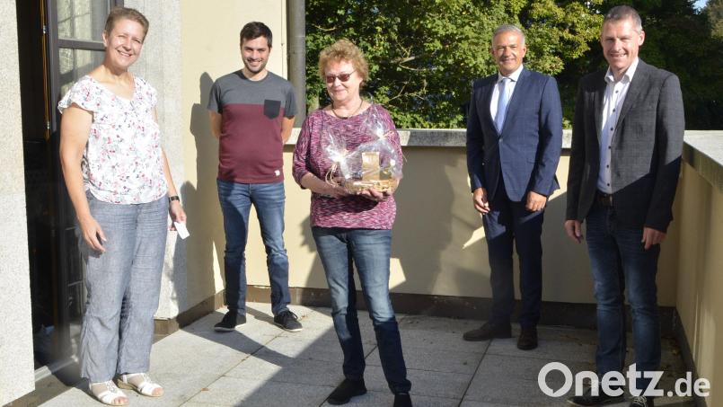 Romana Beer wurde mit einem kleinen Präsent in den Ruhestand verabschiedet. Im Bild: (von links) KMS-Personalratsvorsitzende Klaudia Kormann, stellvertretender Musikschulleiter Patick Oroudji, Romana Beer, Landrat Roland Grillmeier, Musikschulleiter Tobias Böhm. Bild: zch