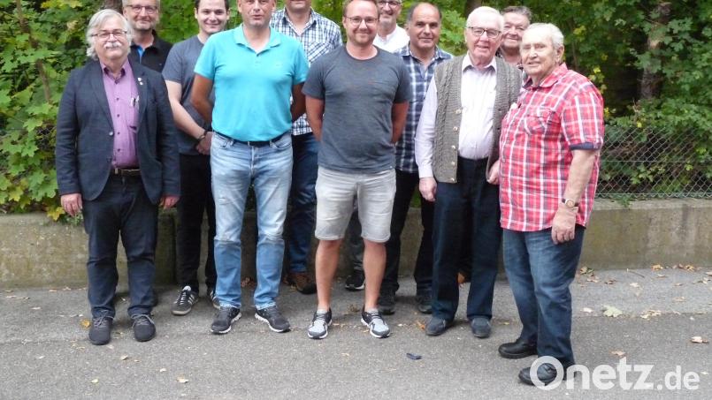 Deutlich verjüngt zeigt sich die Führungsriege der Riglasbrünner um die neu gewählten Vorsitzenden Christan Stöcklmeier und Stefan Karg (vorne, Zweiter und Dritter von links). Bild: rlö