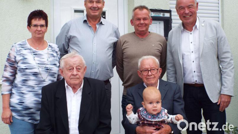 Den Zwillingsbrüdern Alfons (links sitzend) und Xaver (rechts sitzend, mit Urenkelin Melina) Donhauser gratulieren (von links): Tochter Gerlinde, die Söhne Peter und Gerhard und der Kümmersbrucker Bürgermeister Roland Strehl. Bild: e