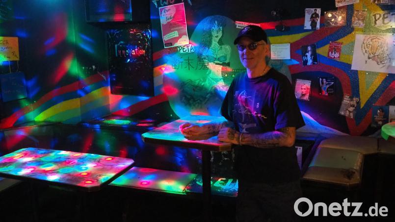 Die Lichtorgel in der Pfreimder Diskothek "Downtown" hat Betreiber Josef Reichl alias DJ Waschl schon getestet, sie funktioniert. Mit dem OK aus München darf ab Freitag, 1. Oktober wieder getanzt werden, ohne Maske, aber mit Einschränkungen. Bild: bl