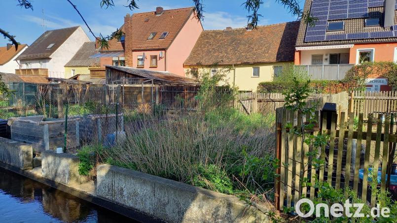 Ein Bach, ein Schrebergarten vor der Tür und fußläufige Einkaufsmöglichkeiten: Damit lockt das Haus in der Brauhausgasse 7 (Zweites von rechts). Bild: bl